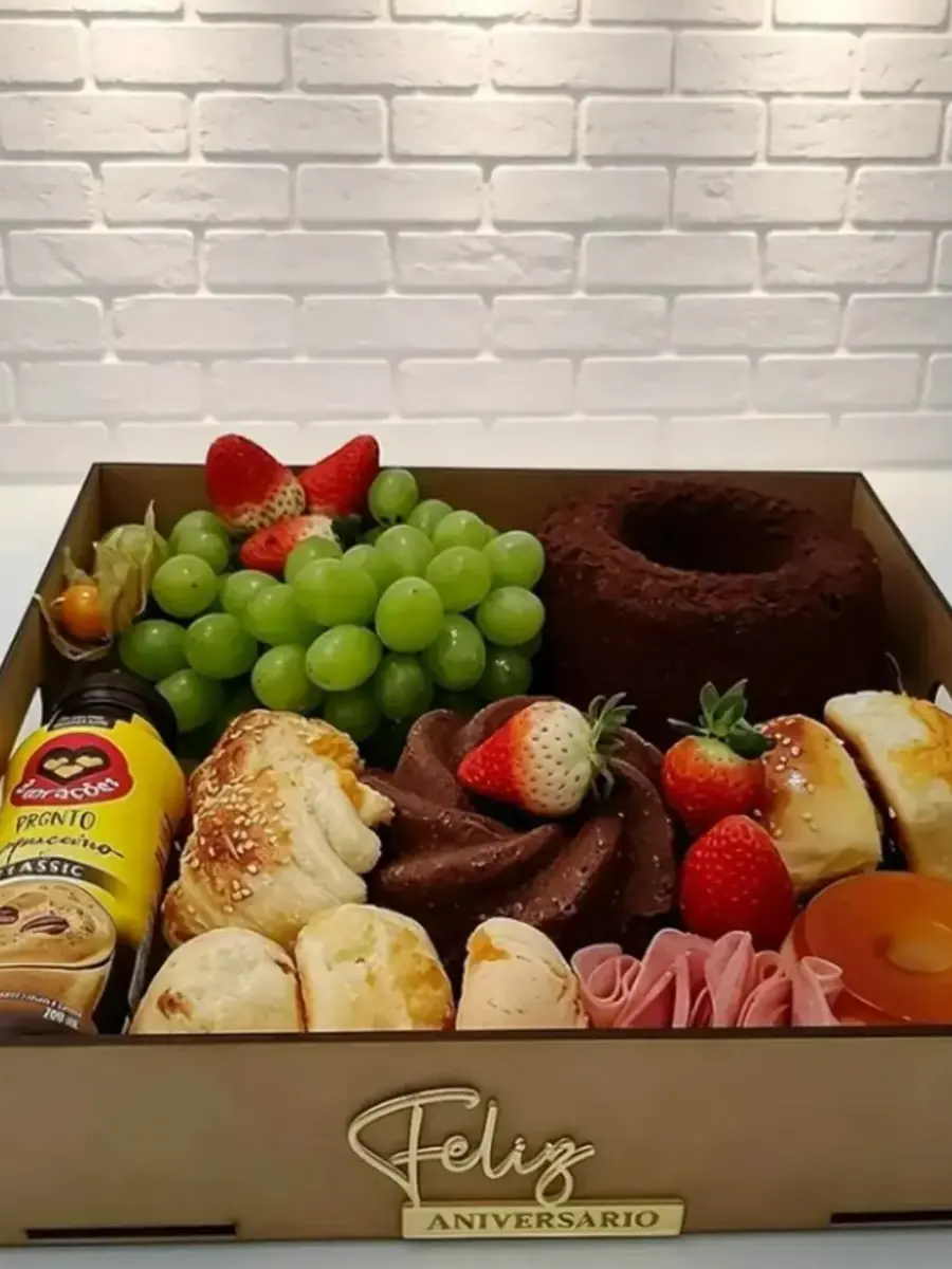 Cesta com frutas, frios, pães e bolo
