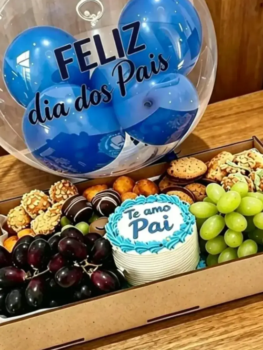 Cesta personalizada para o Dia dos Pais com frutas e bolo
