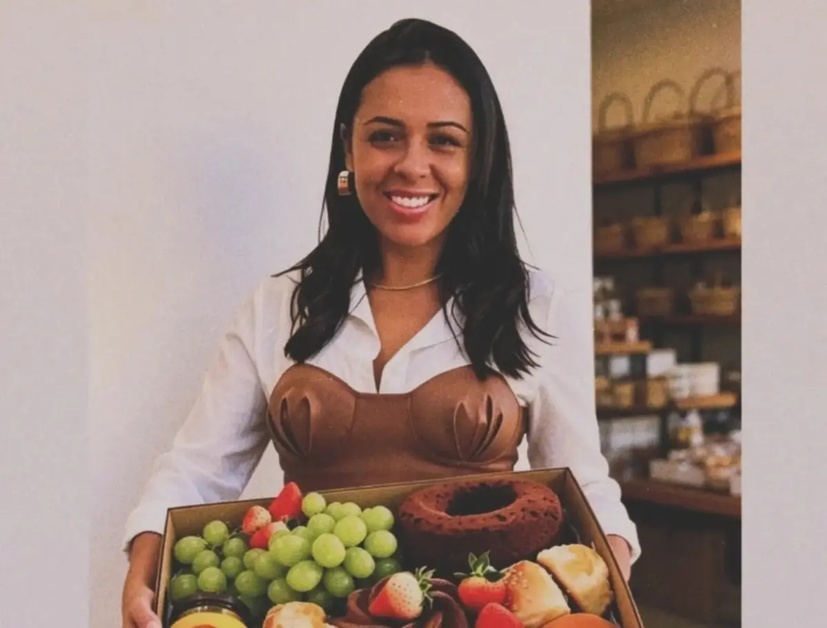 Gilmara, criadora do Ateliê Cestas, segurando uma cesta de café da manhã