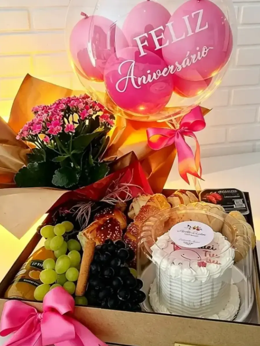 Cesta personalizada de aniversário com flores, bolo, frutas e balão