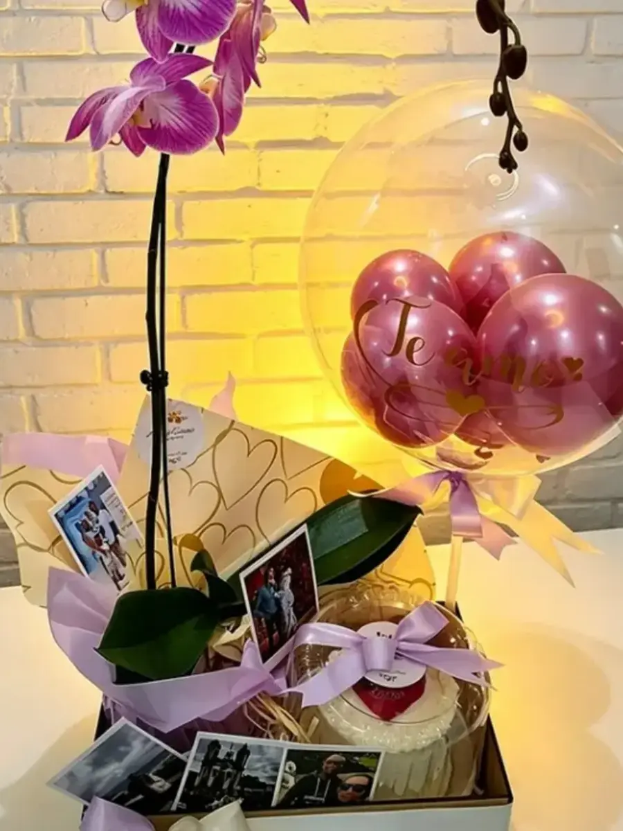 Orquídea com cesta de presentes e balão personalizado